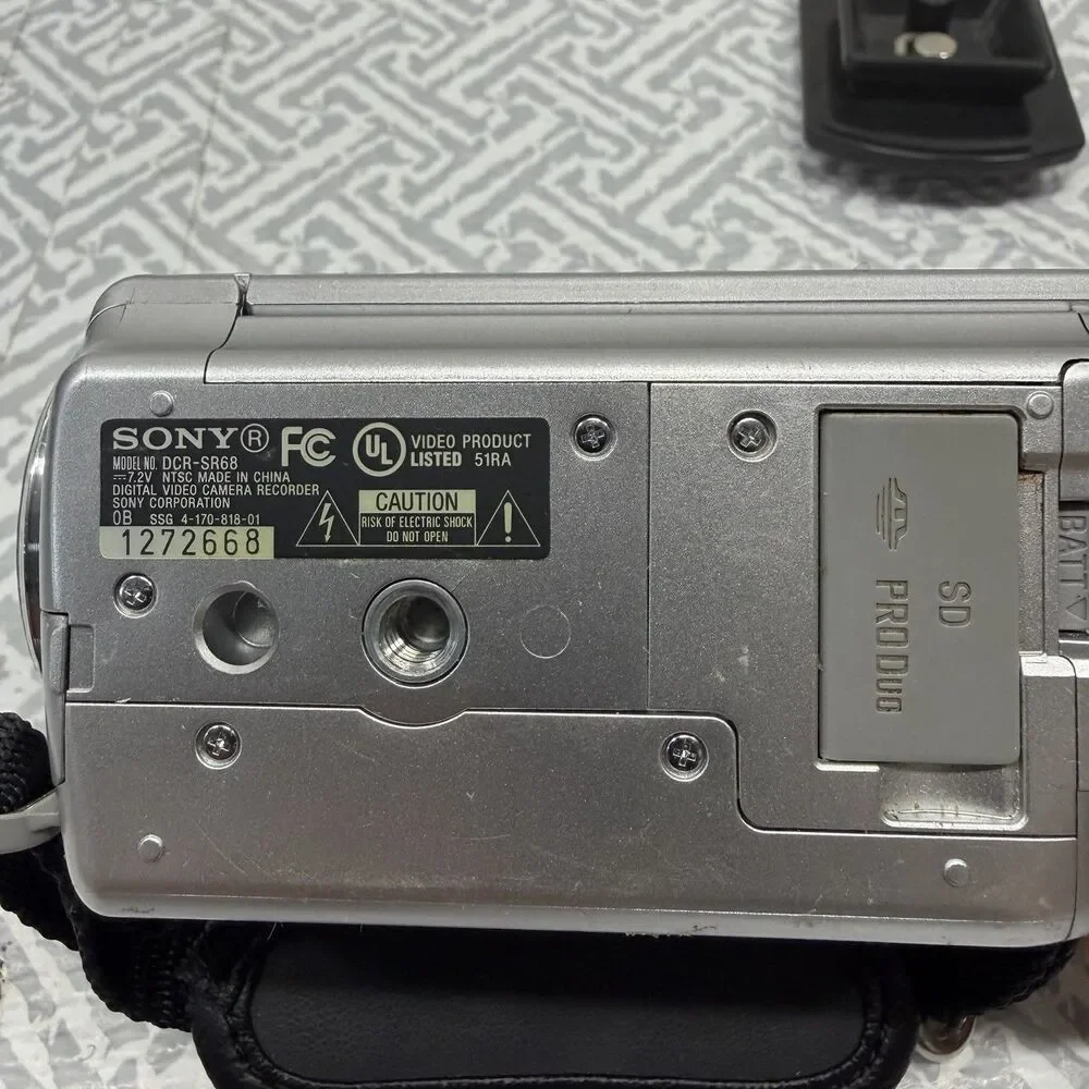 Sony Handycam DCR-SR68 80GB Camcorder Silver - For Parts/Repair - Blur On Zoom